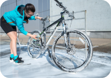 ciclista lavando bicicleta